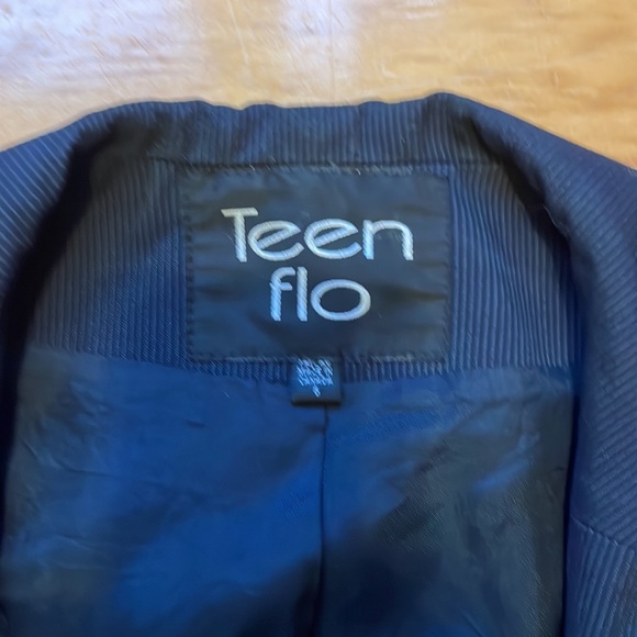 Teen Flo size 6 navy blue pin stripe blazer - Picture 3 of 3
